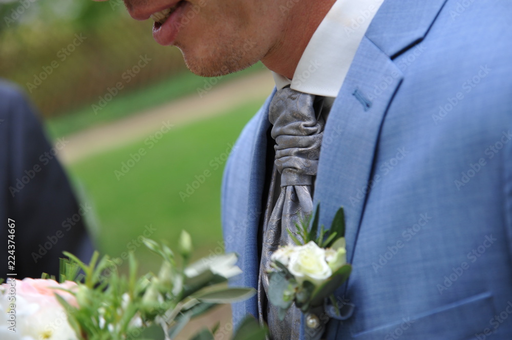 Hochzeit heiraten bräutigam ehe Fashion Anzug Hochzeitsanzug blau krawatte  weste und blumendeko einsteckblume einstecktuch gepflegt schick ellegant  Stock Photo | Adobe Stock