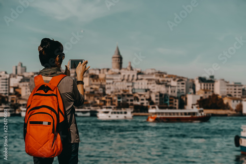 Canvas Print tourist takes pictures in istanbul