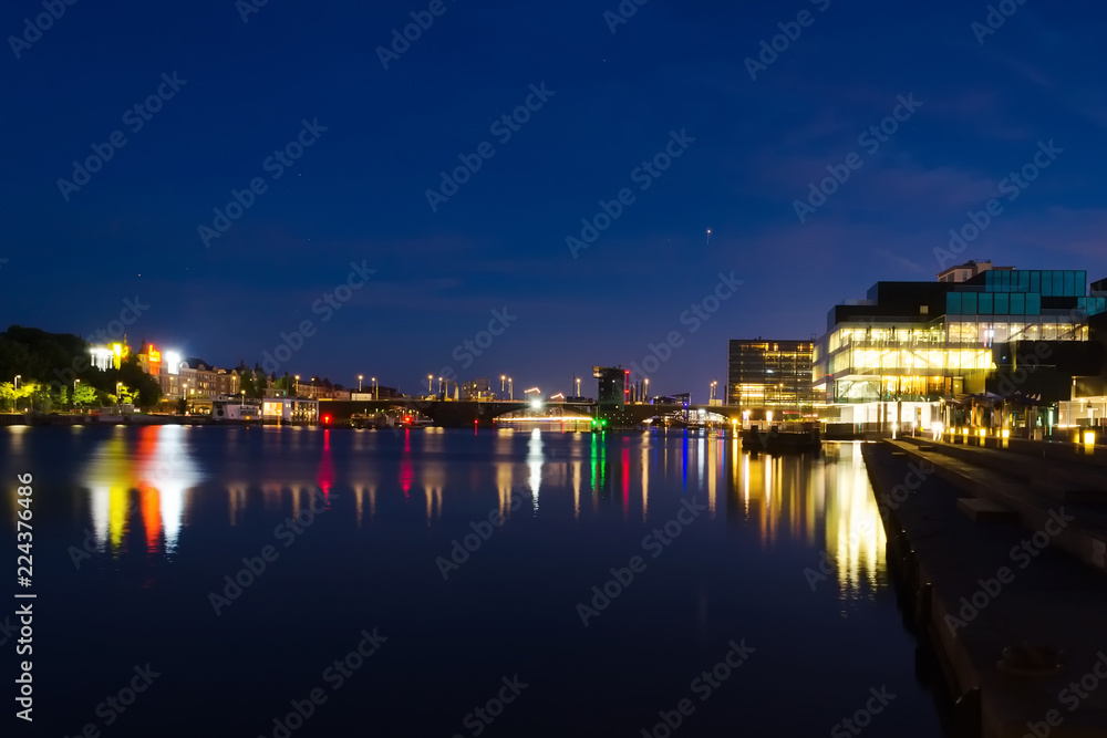 Fototapeta premium Piękny widok na architekturę Kopenhagi w nocy. Krajobraz miasta.
