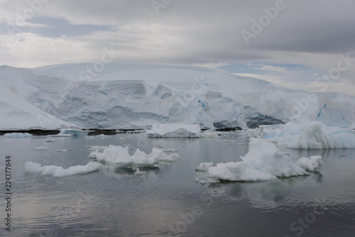 Fototapeta Naklejka Na Ścianę i Meble -  Antarctic landscape with iceberg