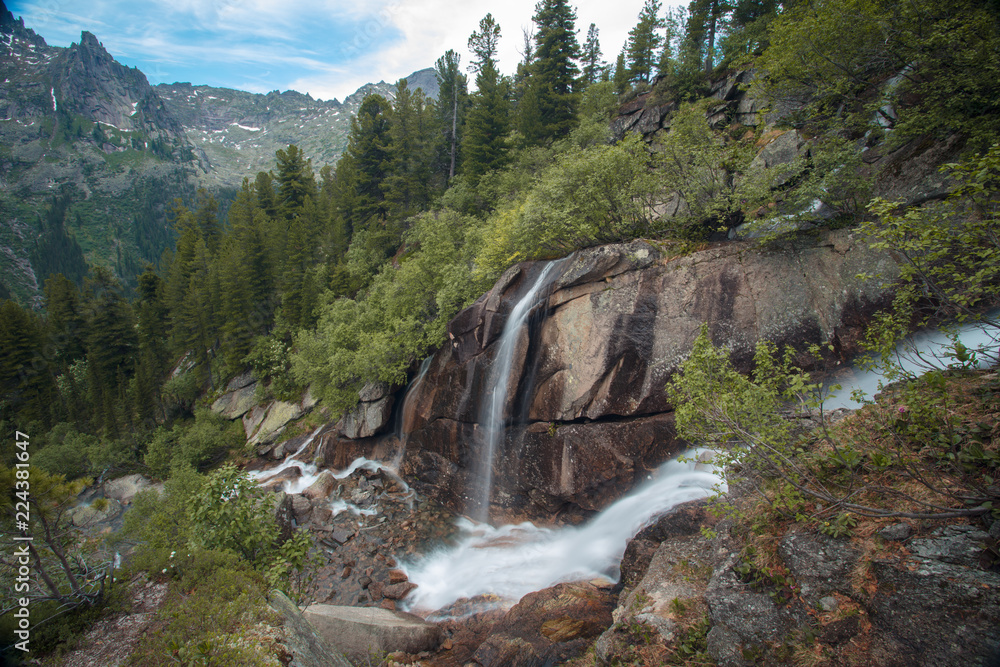 Великолепный горный пейзаж с водопадом. Красивый горный ручей и ...