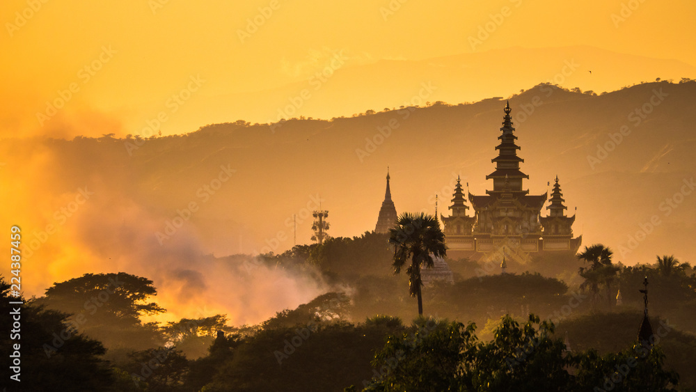 Fototapeta premium Beautiful sunset in Bagan Myanmar