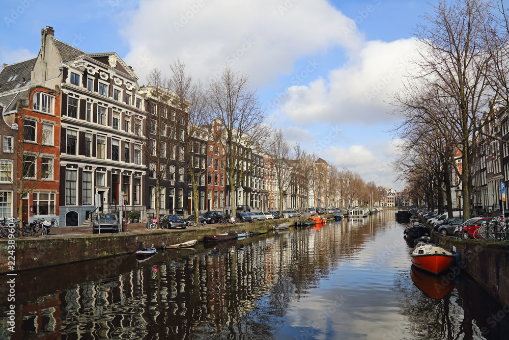 Fototapeta premium Canal with historical houses in Amsterdam