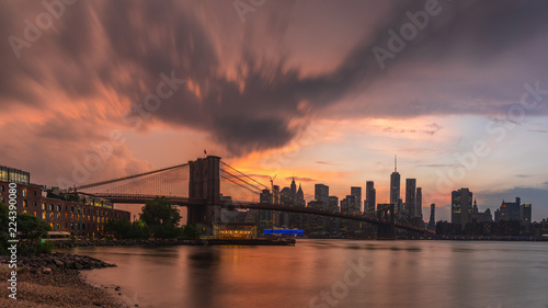 Fototapeta Naklejka Na Ścianę i Meble -  View to Manhattan Skyline form Brooklyn Bridge Park