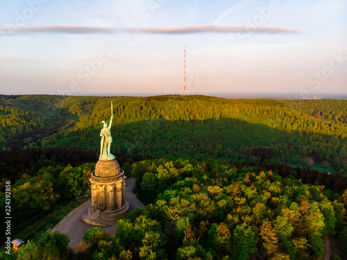Hermannsdenkmal bei Sonnenaufgang, Luftaufnahme, Detmold, Deutschland