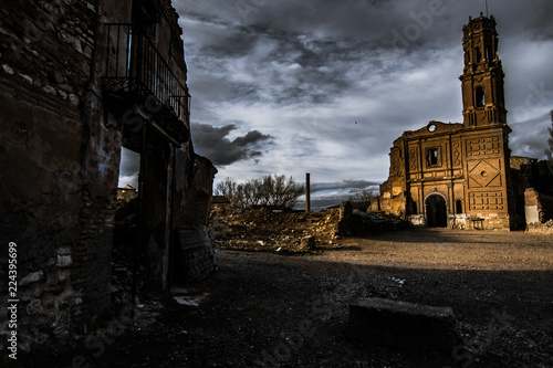 iglesia en ruinas belchite puebli viejo ruinas guerra civil española photo