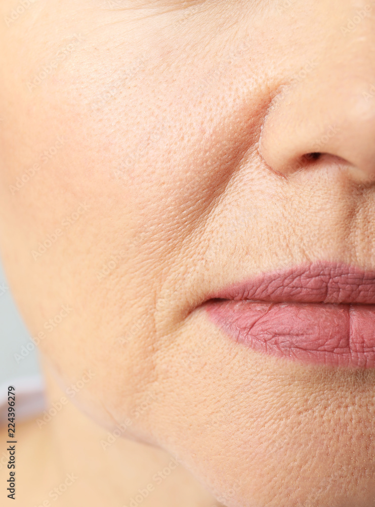 Naklejka premium Piękna starsza kobieta, zbliżenie warg