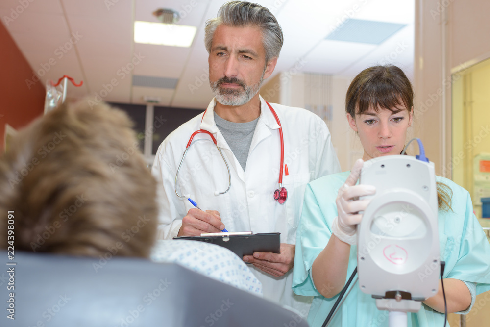 Obraz premium doctors telling patient the diagnosis