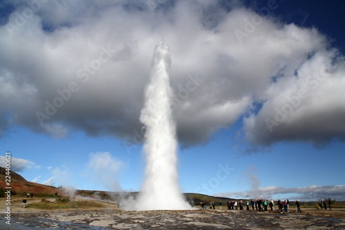 Secuencia de explosión del Geysir Strokkur en Islandia con turistas fotografiandolo que dan idea de la escala.
