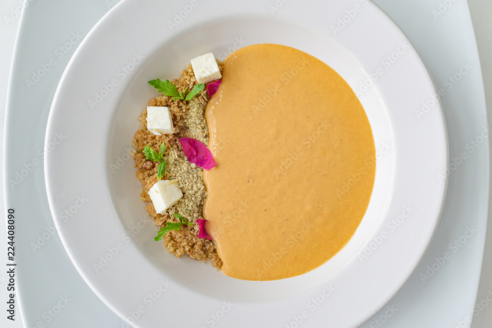 Crema de chicharrón con crocante de salmón Crema de chicharrón con crocante de salmón