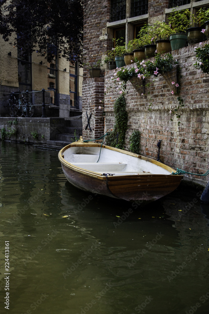 Obraz premium Boat in the city of Ghent