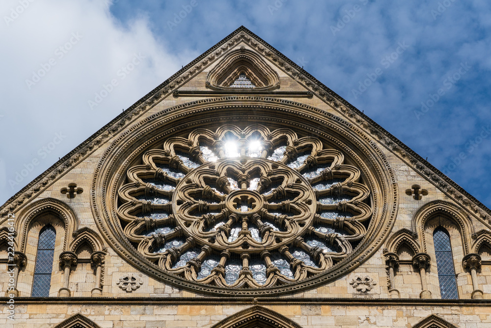 York Minster Fassade mit Rosenfenster im Sonnenschein