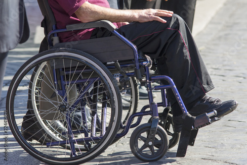 uomo invalido su di una sedia a rotelle