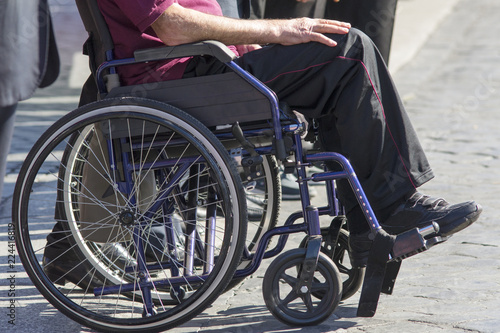 uomo invalido su di una sedia a rotelle
