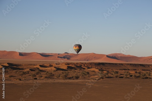 Heißluftballon mit Wüsten Hintergrund