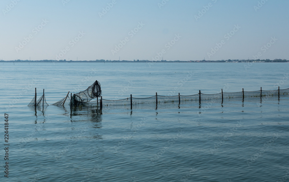 Fischernetze in der Lagune von Marano