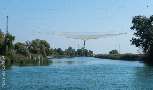 Obraz na płótnie großes fischernetz hängt über dem Wasser w salonie