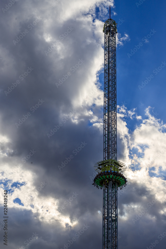Freefall Tower auf dem Oktoberfest in München Freefall Tower auf dem Oktoberfest in München