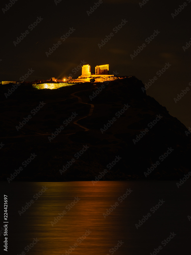 Obraz premium Greek temple of Poseidon at night, Cape Sounio