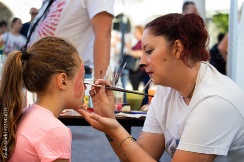 Schilderij op canvas face painting in action