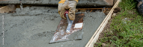 Panel kuchenny z motywem Closeup of gloved hand smoothing concrete surface