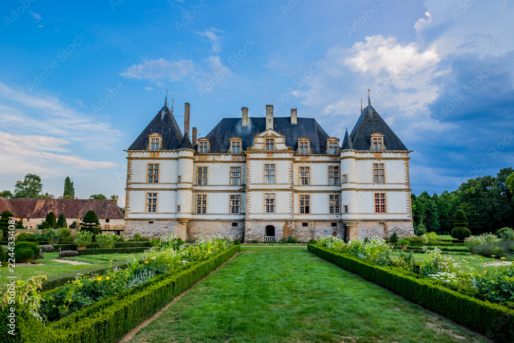 Obraz premium Le Château de Cormatin et ses Jardins en Bourgogne