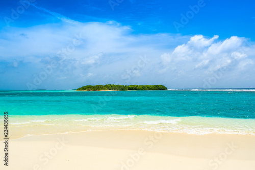 Fototapeta Naklejka Na Ścianę i Meble -  Beautiful sandy beach in uninhabited island