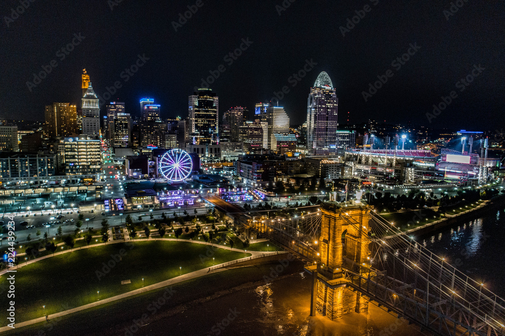 Fototapeta premium Cincinnati Skyline at Night