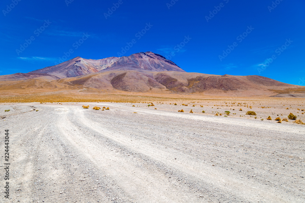 Paysage route désertique et montagne dans le désert de Bolivie Uyuni Potosi Atacama Chili aventure trail