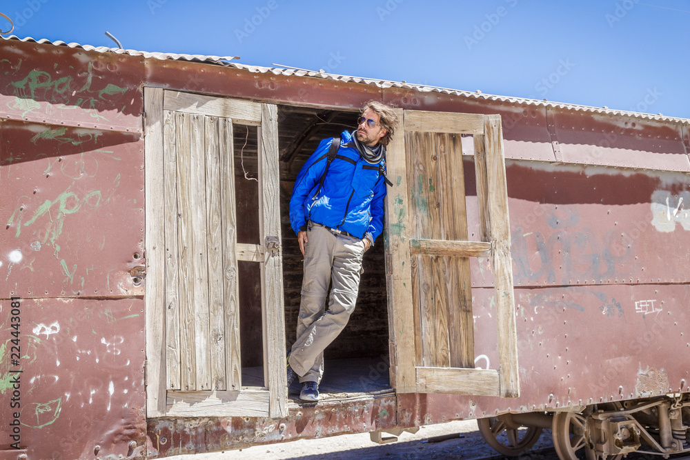 Homme dans le désert de sel de Uyuni en Bolivie Paysage voyage aventure