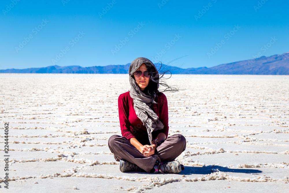 Jeune femme assise dans le désert de Sel de Bolivie Uyuni voyageuse Amérique du sud