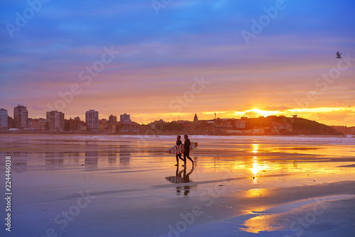 Fotografía Gijon sunset San Lorenzo beach surfers in Asturias