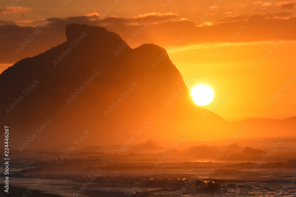 Naklejka premium Sol, a nascer na Praia