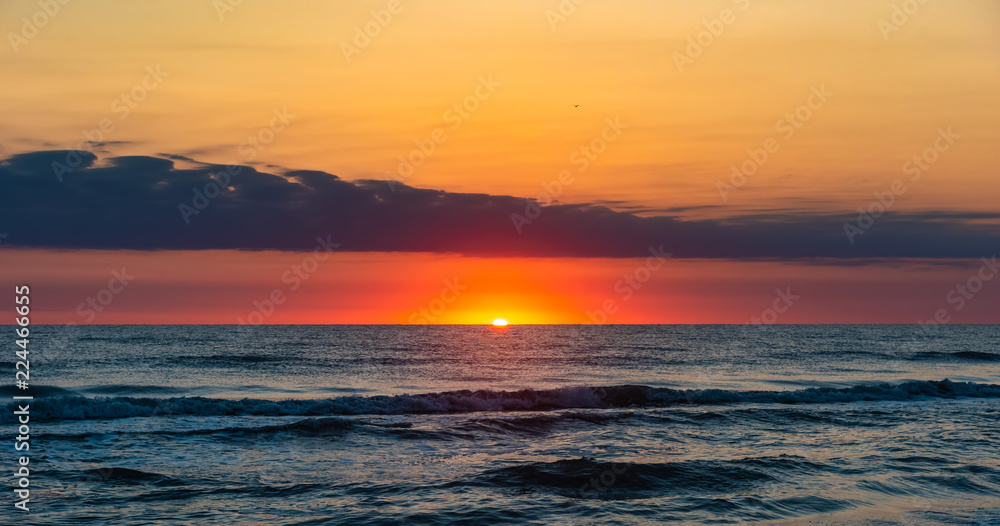Obraz premium Amazing beautiful sunrise at the sea