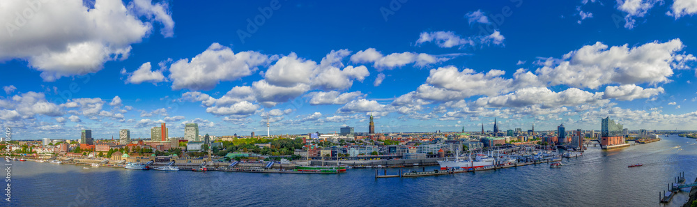 Skyline Hamburg mit Wolken
