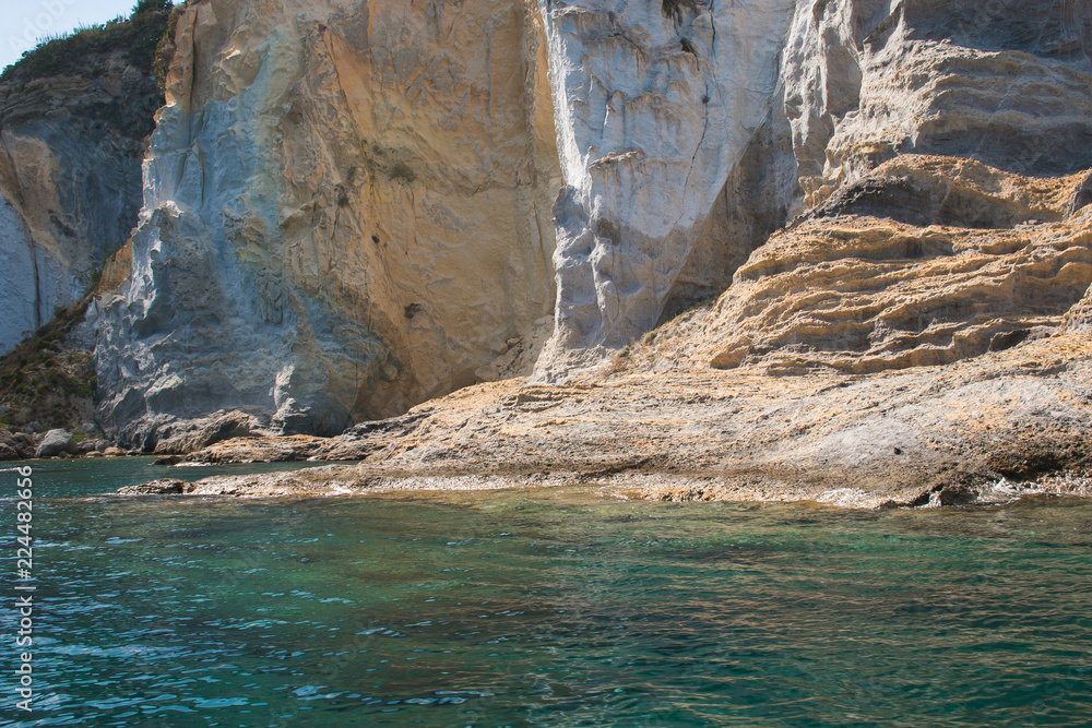 Naklejka premium Splendida costa selvaggia nell'Isola di Ponza