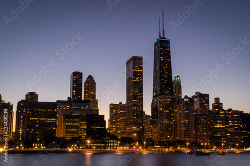 Skyline von Chicago bei Nacht (Sicht von Milton Lee Olive Park) photo