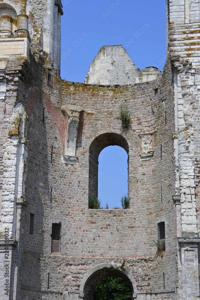 Durch Artilleriebeschuss zerstörte Ruine der Abtei Mont Saint Eloi 