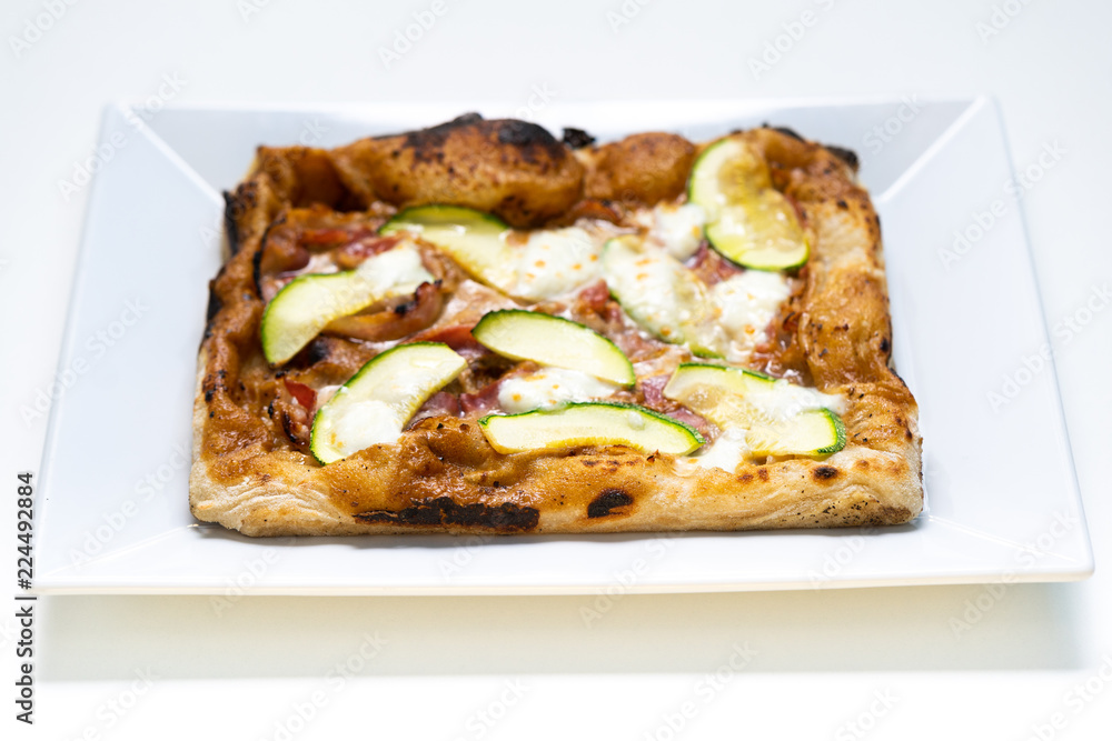 Pizza rettangolare con zucchine e pecorino