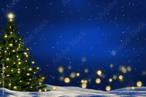 weihnachtsbaum in winterlandschaft, heiligabend hintergrund mit textfreiraum