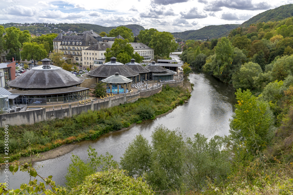 Φωτογραφία BAD KREUZNACH, Germany, Rhineland-Palatinate, 2018 09 26: Crucenia Thermen seen from Panaramaweg hiking trail