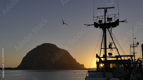 Fototapeta Naklejka Na Ścianę i Meble -  ship at sunset