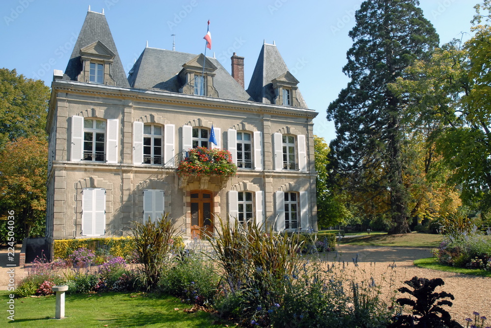 Fototapeta premium Ville de Verneuil-sur-Avre, l'Hôtel de Ville et son parc, département de l'Eure, Normandie, France