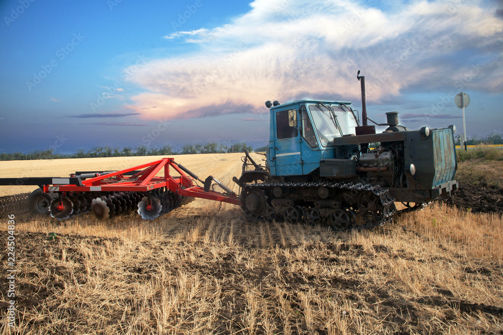 Obraz premium Tractor preparing land for sowing