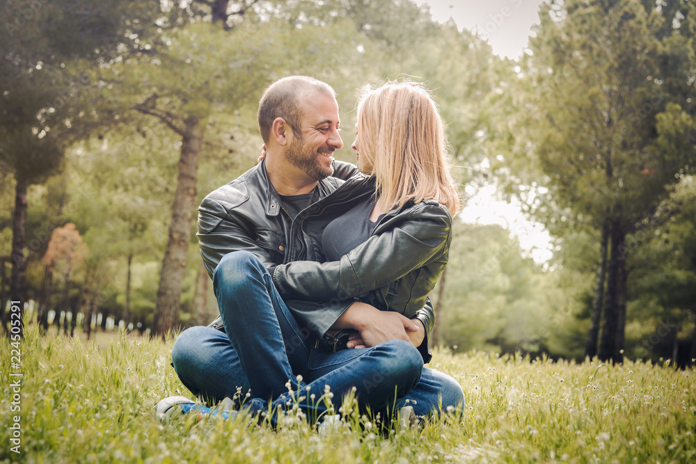 Fototapeta premium Cute Couple kissing in the field