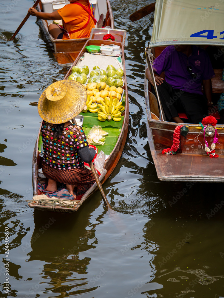 Obraz premium floating Market in Thailand and take a boat then have a great tour at Floating Market Damnoen Saduak, Thailand