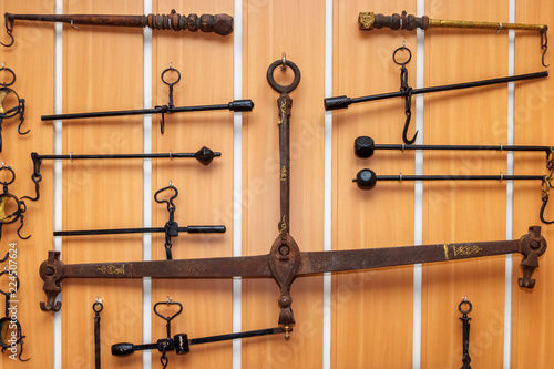 Foto Several old lever steelyards hanging on the wooden wall
