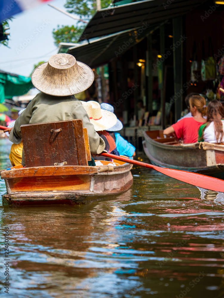 Obraz premium floating Market in Thailand and take a boat then have a great tour at Floating Market Damnoen Saduak, Thailand