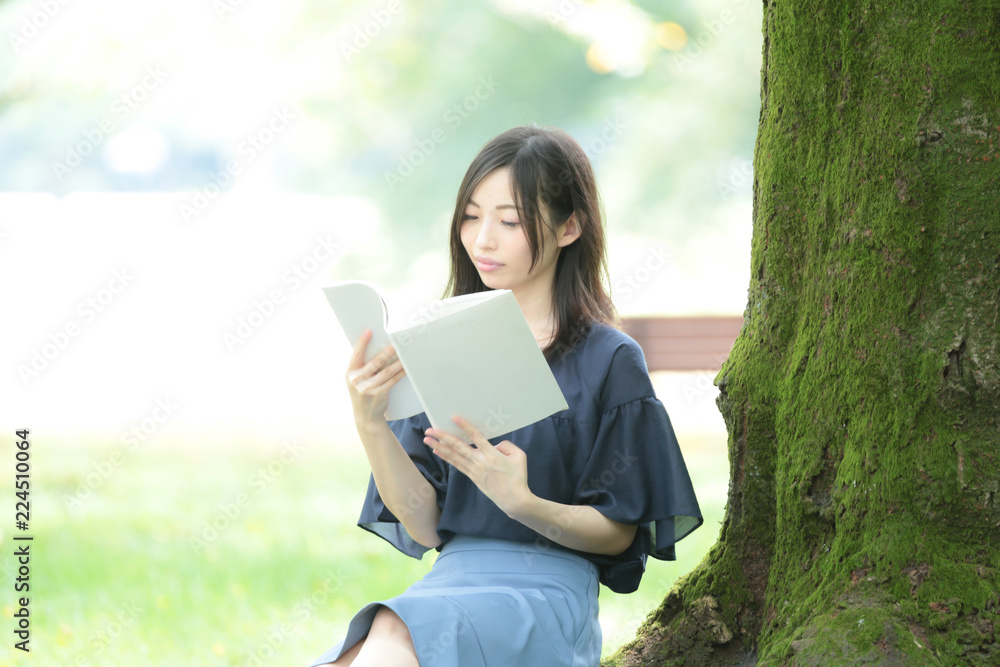 読書する女性