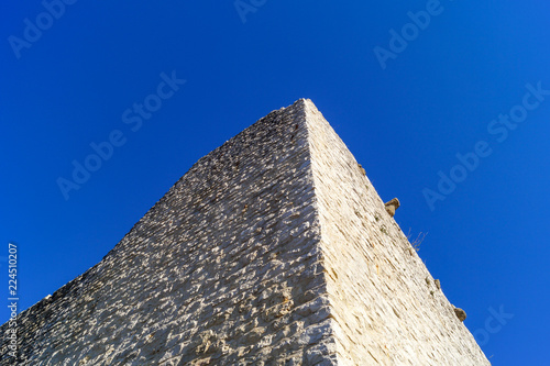 Torre in pietra di rocca varano a gagliole